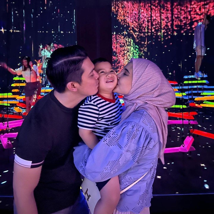 <p>Zaskia Sungkar dan Irwansyah memilih 'Negeri Singa' sebagai destinasi berlibur usai Lebaran. Sang anak, Ukkasya, terlihat sangat gembira nih, Bunda. (Foto: Instagram: @irwansyah_15)</p>
