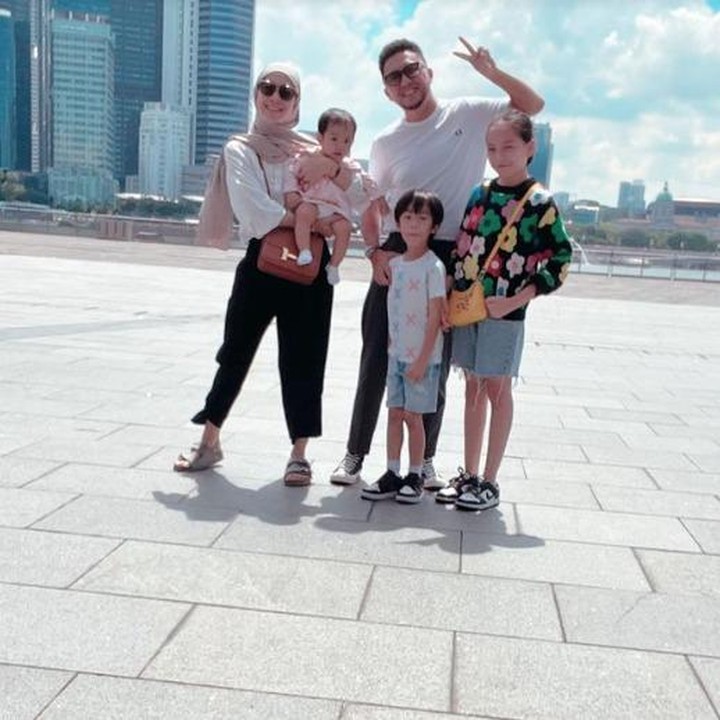 <p>Presenter ternama Ananda Omesh memboyong istri dan ketiga anaknya mengunjungi Singapura. Kelimanya terlihat bahagia ketika berjalan-jalan di Orchard Road. (Foto: Instagram: @dianayulestari)</p>