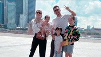 <p>Presenter ternama Ananda Omesh memboyong istri dan ketiga anaknya mengunjungi Singapura. Kelimanya terlihat bahagia ketika berjalan-jalan di Orchard Road. (Foto: Instagram: @dianayulestari)</p>
