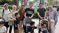 <p>Rezky Aditya dan Citra Kirana juga memilih berlibur ke Singapura dengan membawa sang anak. Mereka pun mengabadikan momen ketika berpapasan dengan keluarga artis lainnya. (Foto: Instagram: @zaskiasungkar15)</p>