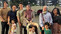 <p>Roger Danuarta dan Cut Meyriska pergi ke Singapura untuk menghabiskan waktu liburnya. Mereka bahkan sempat bertemu dengan keluarga Zaskia Sungkar dan Irwansyah. (Foto: Instagram: @zaskiasungkar15)</p>