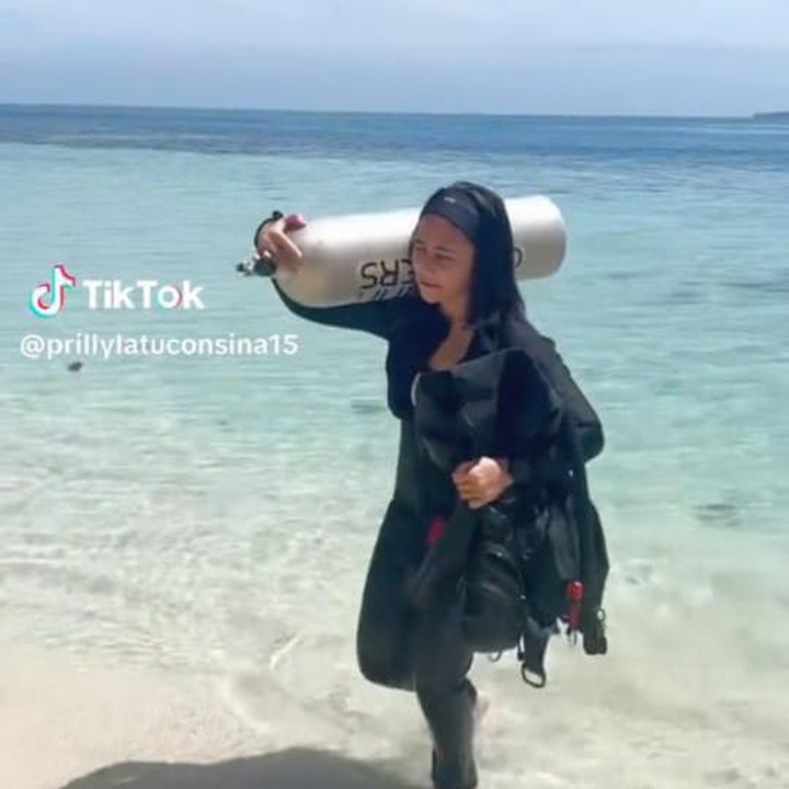 <p>Nama Prilly Latuconsina tampaknya tak pernah lepas dari sorotan publik. Belum lama ini, Prilly membagikan pengalamannya menyelam di laut. Tak hanya itu, aktris cantik ini ternyata juga sudah mendapatkan<em> Advanced Open Water Diver License</em>, lho. (Foto: TikTok@prillylatuconsina15)</p>
