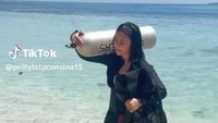 <p>Nama Prilly Latuconsina tampaknya tak pernah lepas dari sorotan publik. Belum lama ini, Prilly membagikan pengalamannya menyelam di laut. Tak hanya itu, aktris cantik ini ternyata juga sudah mendapatkan<em> Advanced Open Water Diver License</em>, lho. (Foto: TikTok@prillylatuconsina15)</p>
