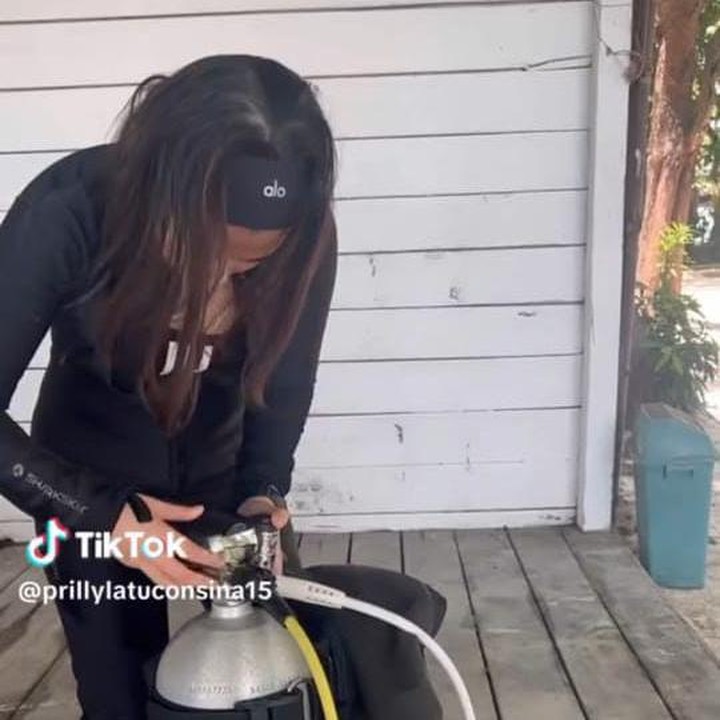 <p>Bukan hanya pandai dalam berakting, wanita 26 tahun ini ternyata juga pandai menyelam di laut. Melalui sebuah video singkat, Prilly menampilkan kegiatannya mulai dari persiapan hingga menikmati keindahan di bawah laut. (Foto: TikTok@prillylatuconsina15)</p>