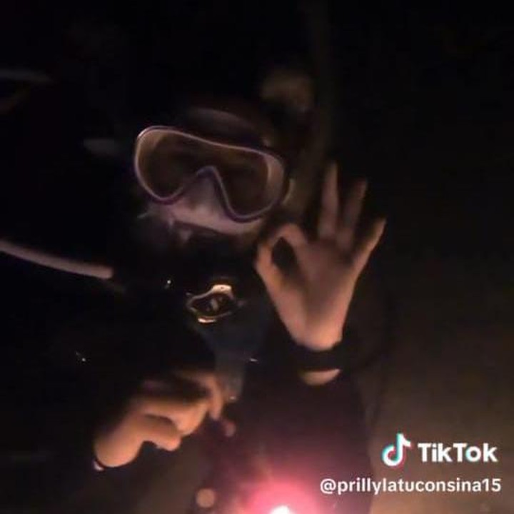 <p>Menariknya, Prilly yang sebelumnya takut dengan <em>snorkeling,</em> sekarang bisa menyelami laut di malam hari, lho, Bunda. (Foto: TikTok@prillylatuconsina15)</p>