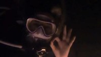 <p>Menariknya, Prilly yang sebelumnya takut dengan <em>snorkeling,</em> sekarang bisa menyelami laut di malam hari, lho, Bunda. (Foto: TikTok@prillylatuconsina15)</p>