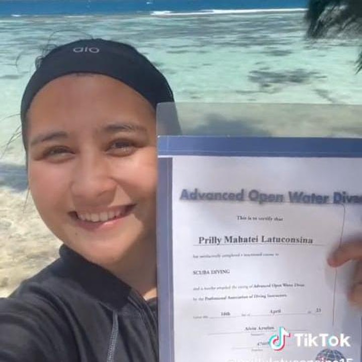 <p>Tak hanya ingin menikmati keindahan laut dengan menyelam, ternyata Prilly juga sudah mengantongi <em>Advanced Open Water Diver License</em>, Bunda. "<em>I Just got my Advanced Open Water Diver License!</em>" tulis Prilly dikutip dari laman <em>TikTok@prillylatuconsina15.</em> (Foto: TikTok@prillylatuconsina15)</p>