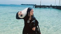 7 Potret Prilly Latuconsina Menyelam, Kantongi Sertifikat Advanced Open Water Diver