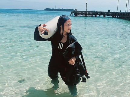 7 Potret Prilly Latuconsina Menyelam, Kantongi Sertifikat Advanced Open Water Diver