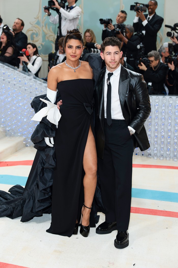 Tak kalah stylish dengan sang istri Priyanka Chopra, Nick Jonas bergaya edgy di Met Gala 2023 dalam jas berbahan kulit. Foto: Getty Images for The Met Museum//Dimitrios Kambouris