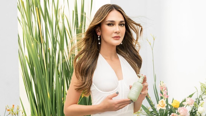 Cuma Pakai Produk Lokal, Intip Yuk Rahasia Kulit Bersinar ala Luna Maya! Cuma Pakai Produk Lokal, Intip Yuk Rahasia Kulit Bersinar ala Luna Maya!