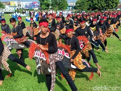 Peringati Hardiknas, Ratusan Pelajar Tarikan Ebeg di Alun-alun Purwokerto