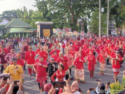 Meriahkan HUT ke-476 Kota Semarang, Ribuan Massa Menari di Jalan Pemuda