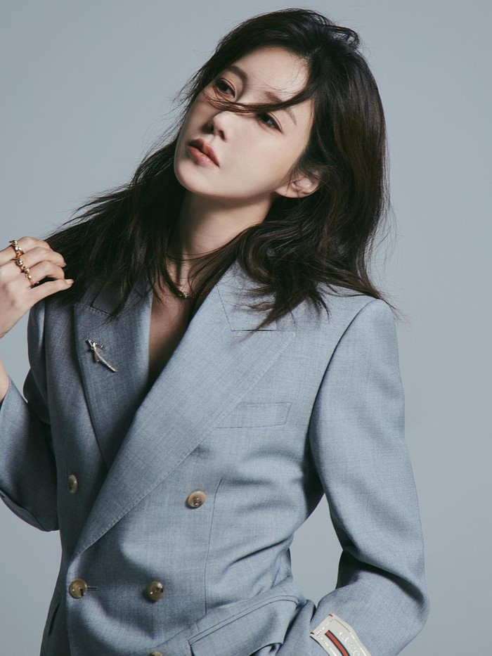 Selain DAZED, ia juga menjalani pemotretan bersama Tiffany and Co di L’officiel. Melihat potret pemain The Penthouse ini memang terlihat awet muda bak vampir ya, Beauties./ Foto: instagram.com/e.jiah/