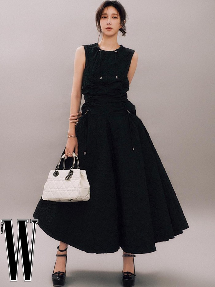 Selain sibuk akting, pemain utama drama 'Pandora: Beneath the Paradise' ini juga jadi model untuk brand ternama. Terbaru, ia menjalani pemotretan bersama DIOR untuk majalah W Korea./ Foto: instagram.com/e.jiah/