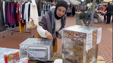 8 Potret Shireen Sungkar Jualan Pisang Goreng di Belanda Bantu Sang Ibunda