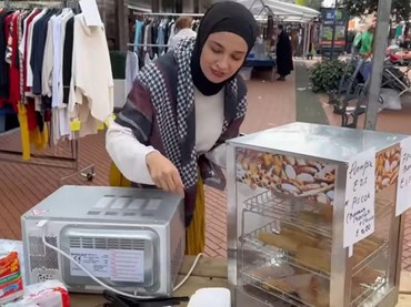 img-title 8 Potret Shireen Sungkar Jualan Pisang Goreng di Belanda Bantu Sang Ibunda