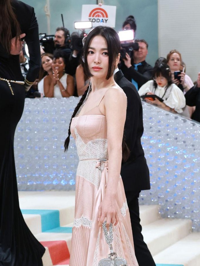 Perpaduan hime cut dan braided hairstyle turut memeriahkan penampilannya di Met Gala 2023 yang memiliki tema 'Karl Lagerfeld: A Line of Beauty'./Foto: Getty Images for Karl Lagerfeld/Theo Wargo