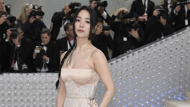 Aktris Korea Selatan Song Hye Kyo pertama kalinya menghadiri Met Gala 2023. Song Hye Kyo tampak cantik dengan balutan gaun satin dan gaya rambut 'hime cut'.