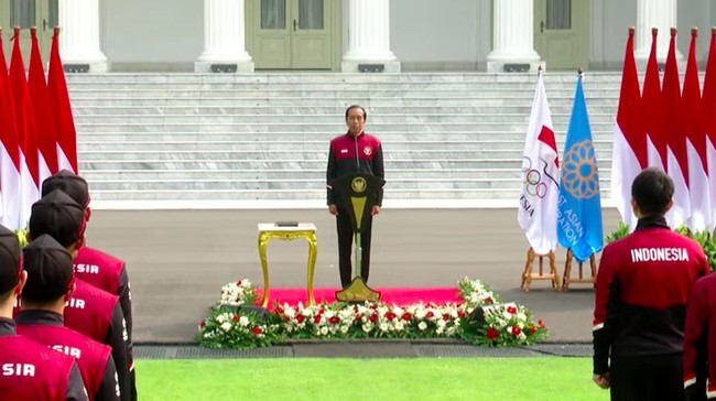 Presiden RI Joko Widodo resmi melepas kontingen Indonesia ke SEA Games 2023 Kamboja di Halaman Depan Istana Merdeka, Selasa (2/5).