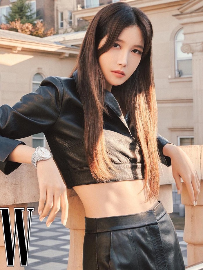 Tak hanya brand clothing saja, aktris cantik ini juga menghiasi majalah dengan aksesoris mewah. Salah satunya jam tangan dari Italia bernama Panerai. Melihat penampilannya, seperti remaja 20 tahunan, ya!/ Foto: instagram.com/e.jiah/