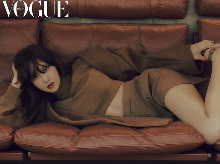 Tampil lebih seksi, Lee Ji ah juga menjalani pemotretan dengan brand clothing, MaxMara. Pemotretan ciamik tersebut untuk majalah Vogue./ Foto: instagram.com/e.jiah/