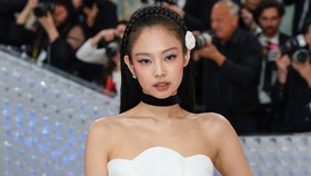 Gaya Elegan Jennie Blackpink Pakai Gaun Chanel Vintage di Met Gala