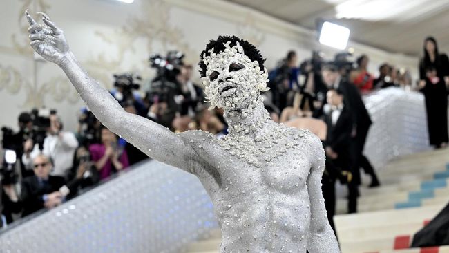 Met Gala 2024 mengambil tema kostum 'The Garden of Time'. Terinspirasi dari sebuah cerpen di tahun 1962, tema ini mengeksplorasi keindahan taman dan waktu.