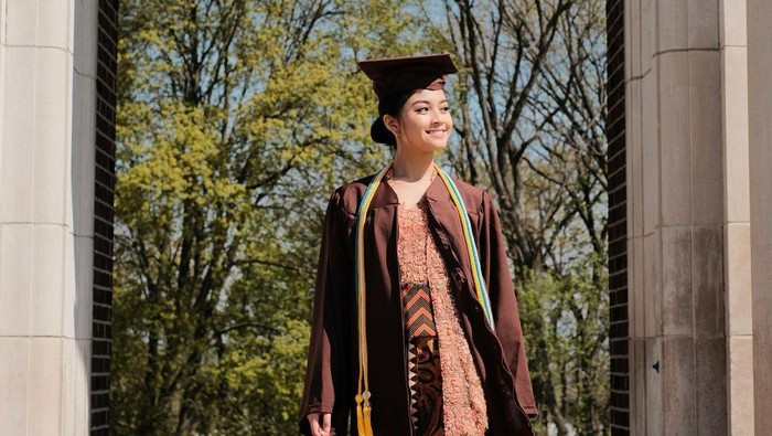 Kebaya Wisuda ala Yoriko Angeline, Simpel tapi Elegan