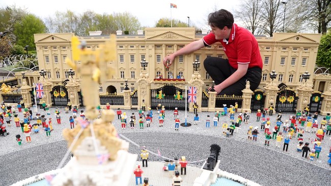 FOTO: Penobatan Mewah Lego 'Raja Charles III' di Kastel Windsor