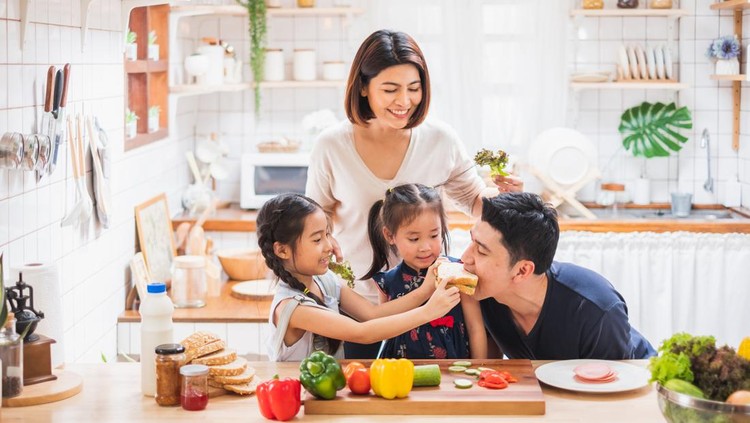 5 Kebiasaan Ayah di Rumah yang Jadi Contoh Buruk Anak, Bikin Sulit Dekat 5 Kebiasaan Ayah di Rumah yang Jadi Contoh Buruk Anak, Bikin Sulit Dekat