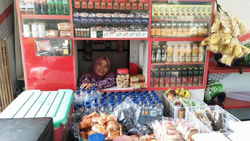 Sabariah (49), pengusaha warung kopi berhasil mengembangkan ekonomi keluarga dan menyekolahkan tiga anak kandung serta sembilan anak angkatnya.