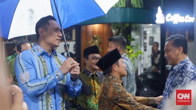 Ketua Umum Partai Kebangkitan Bangsa (PKB) Muhaimin Iskandar alias Cak Imin yang tiba di Puri Cikeas disambut AHY dengan payung.