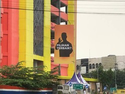 Baliho Ini Bikin Heboh Warga Surabaya, Ada Sosok Celeb Chef di Baliknya!