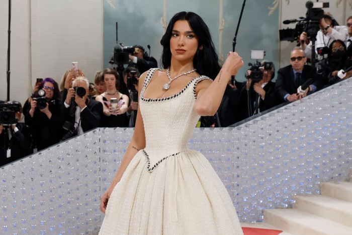 NEW YORK, NEW YORK - MAY 01: Dua Lipa attends The 2023 Met Gala Celebrating Met Gala 2024 Umumkan Tema "Sleeping Beauties"