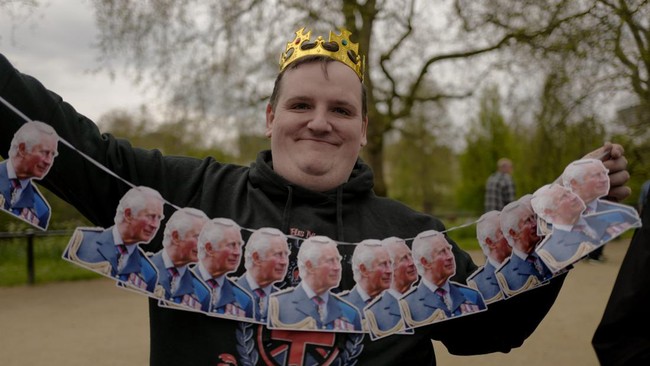 FOTO: Fans Berkemah Demi Lihat Penobatan Raja Charles III Inggris
