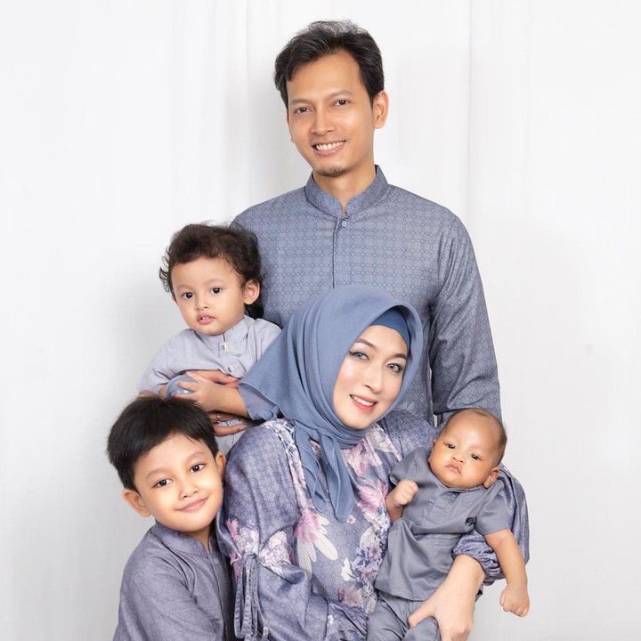 <p>Dari pernikahan ini, keduanya sudah dikarunia tiga orang anak laki-laki. Mereka diberi nama Hasan, Aksa, dan Kay. (Foto: Instagram @fedinuril) <br /><br /><br /></p>
