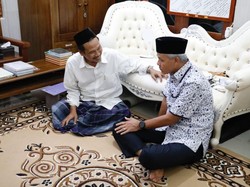 Momen Ganjar Silaturahmi ke Gus Baha: Ikut Nyantri Sebentar