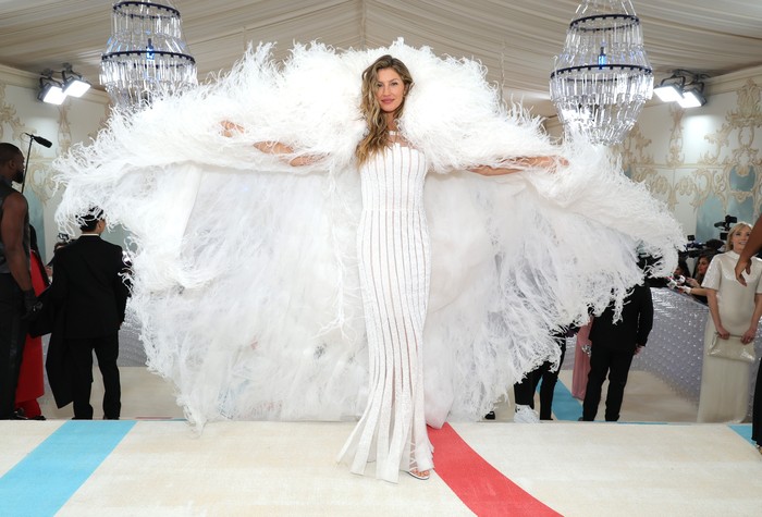 Supermodel Gisele Bundchen tampil dramatis dalam gaun dan cape detail feathers dari koleksi Chanel haute couture spring/summer 2007. Foto: Getty Images for The Met Museum//Kevin Mazur/MG23