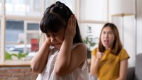 Mengenal Mommy Issues, Pahami Penyebab & Tanda Anak Mengalaminya
