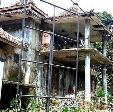 Sosok Wayan, Dokter yang Buka Praktik di Rumah Penuh Sampah & Terbengkalai