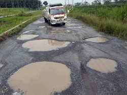 Geram Soal Jalan Rusak Parah, Jokowi: Bikin Biaya Logistik Naik!
