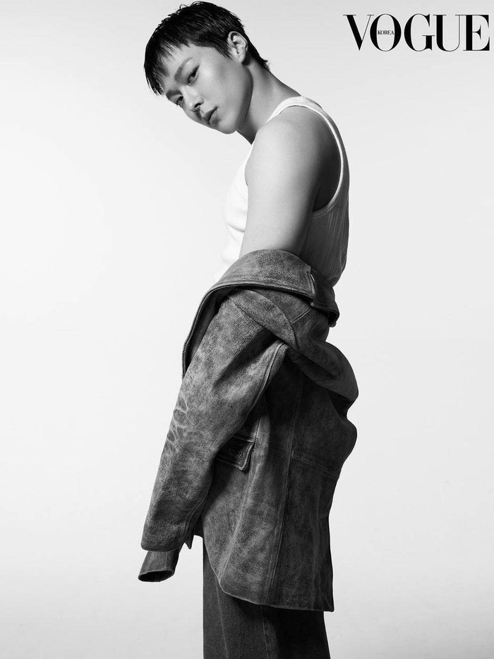 Dalam beberapa potret hitam putih, Jang Ki Yong tampil dengan berbagai style dan pose yang turut membuat penggemar 'histeris' dengan visual-nya./ Foto: Yeongjun Kim