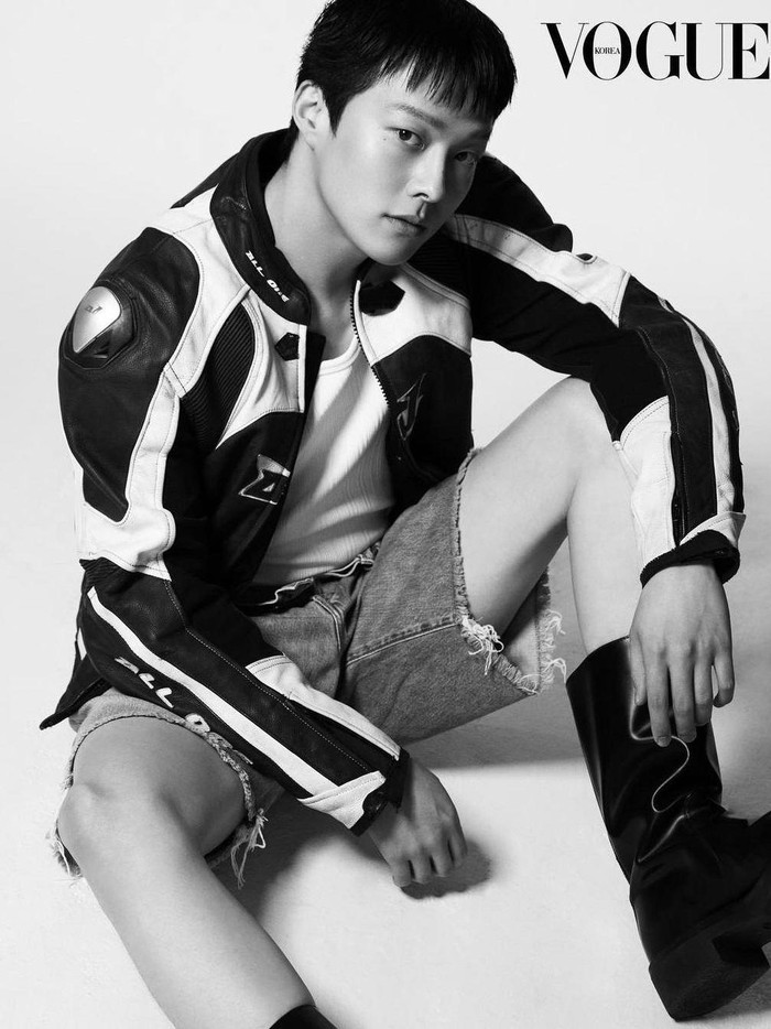 Pada April 2023 lalu, Jang Ki Yong tampil dengan penuh karisma usai wajib militer untuk pemotretan barunya bersama Vogue Korea./ Foto: Yeongjun Kim