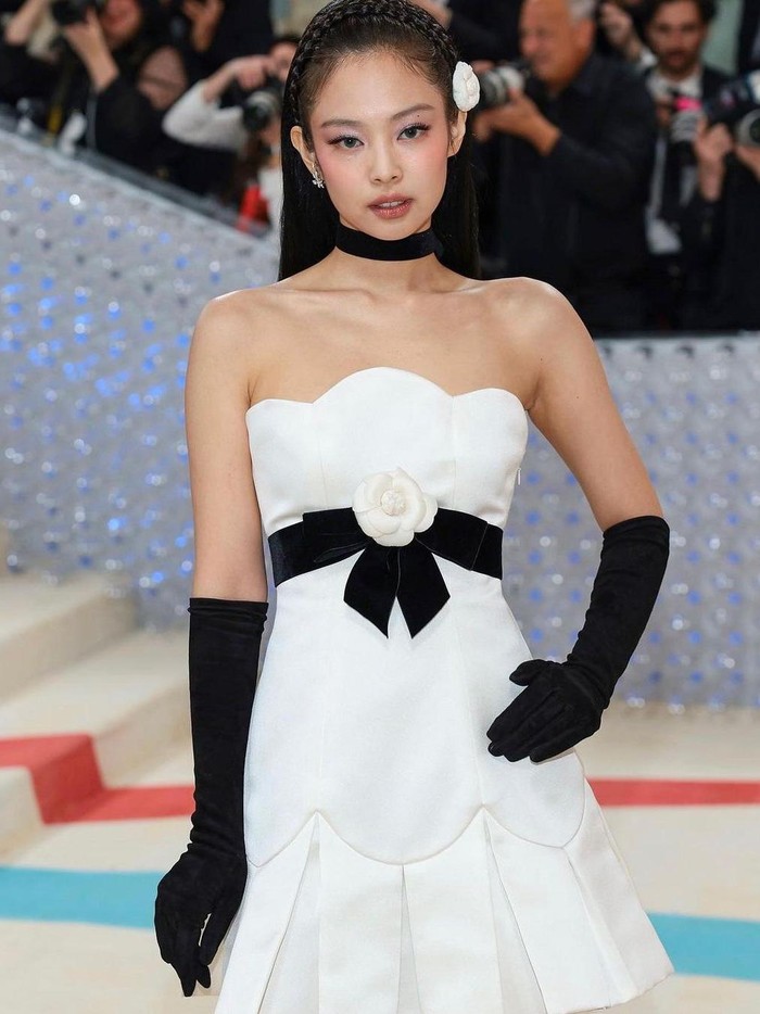 Pada Met Gala 2023 lalu, Jennie BLACKPINK turut hadir dengan penampilan hitam-putih dalam tema Karl Lagerfeld: A Line of Beauty./ Foto: Vogue Korea