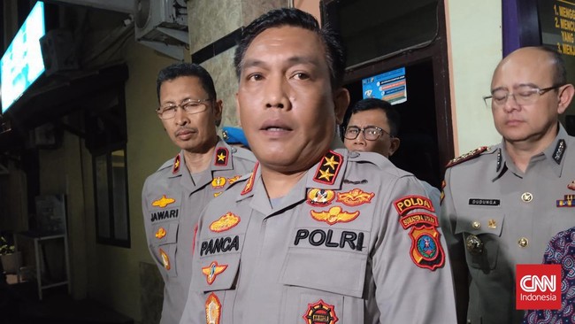 Dari penyelikan awal ditemukan sisi pintu yang terbuka dan celah sekitar 60 cm yang menyebabkan korban jatuh hingga ke lantai dasar.