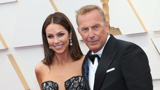 Kevin Costner digugat cerai istrinya, Christine Baumgartner, setelah keduanya menikah selama 18 tahun.