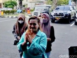 Tersangka Konten Makan Babi, Lina Mukherjee Diperiksa di Polda Sumsel