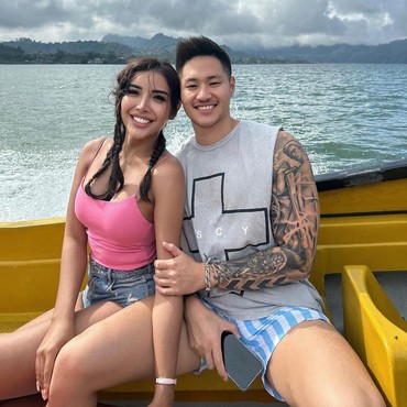 Selain Bagian Kaki yang Janggal, Gaya Feminin Tunangan Millen Ikut Disorot