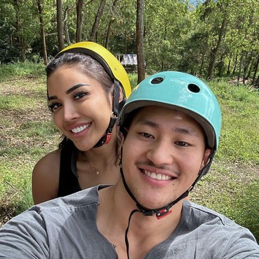 Tunangan Diduga Wanita Tulen, Millendaru Pamer Dinner dengan Calon Mertua